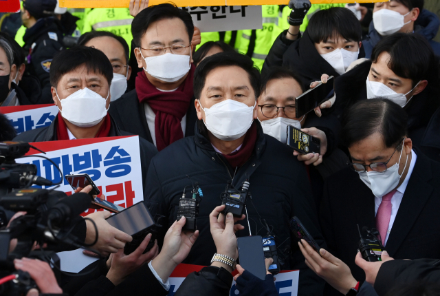 국민의힘 김기현 원내대표가 서울 마포구 상암동 MBC 사옥 앞에서 윤석열 대선 후보 배우자 김건희씨의