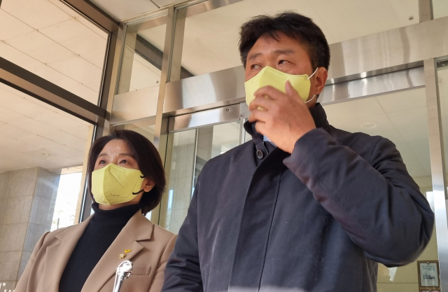 정의당 여영국 대표와 이은주 의원이 14일 오후 칩거를 계속하고 있는 심성정 대선 후보의 경기도 고양시 자택을 방문해 심 후보를 만나고 나와 취재진 질문에 답하고 있다. 연합뉴스