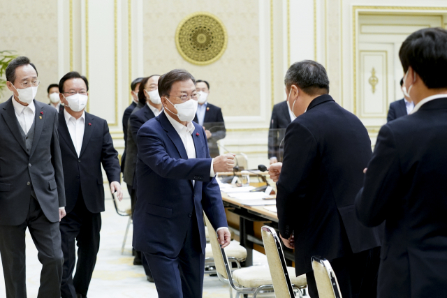 문재인 대통령이 13일 오전 청와대 영빈관에서 열린 제1회 중앙지방협력회의에 참석하고 있다. 연합뉴스