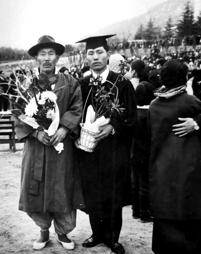 안목원 씨(사진 오른쪽) 대학 졸업식 때 아버지 안용록 씨(사진 왼쪽)와 함께 찍은 사진. 가족 제공.