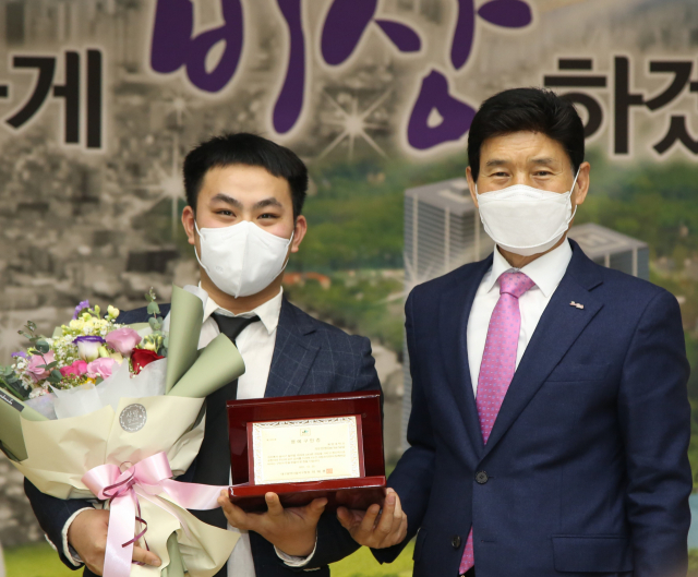 다오반쌍씨 명예구민증 수여