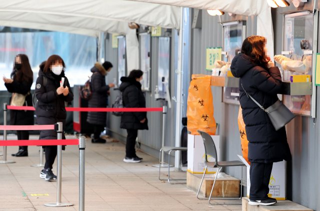 신종 코로나바이러스 감염증(코로나19) 신규 확진자 수가 4천423명을 기록한 15일 오전 서울시청 앞 서울광장 코로나19 선별진료소를 찾은 시민이 검사를 받고 있다. 연합뉴스