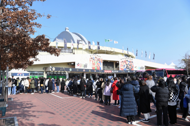 16일 2021-2022 KGC인삼공사 정관장 프로농구 올스타전이 열리는 대구체육관 앞에 팬들이 길게 줄 서 있다. 연합뉴스
