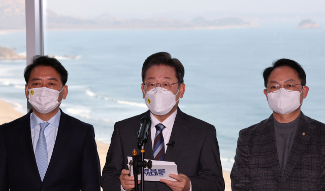 더불어민주당 이재명 대선 후보가 16일 강원도 고성군 통일전망대를 방문, 평화경제정책을 발표하고 있다. 연합뉴스