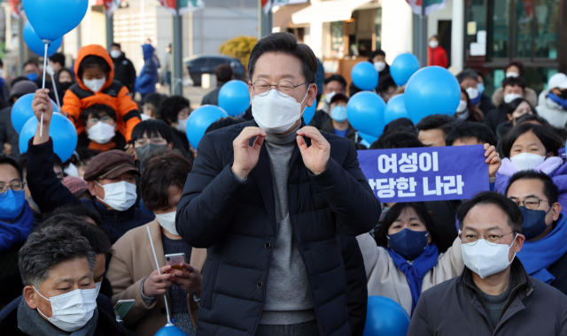 더불어민주당 이재명 대선 후보가 16일 강원도 강릉시 중앙시장을 방문, 즉석연설하며 지지를 호소하고 있다. 연합뉴스