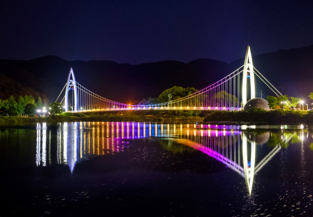 동명지 수변생태공원의 밤 풍경. 칠곡군 제공