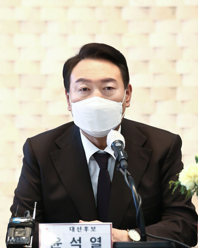 국민의힘 윤석열 대선 후보가 16일 서울 마포구 케이터틀에서 국민의힘 서울 선대위 출범식에 앞서 열린 국회의원-당협위원장 연석회의에서 발언하고 있다. 연합뉴스