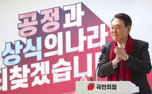 국민의힘 윤석열 대선 후보가 16일 오후 서울 영등포구 대하빌딩에서 열린 국민의힘 여성지방의원 임명장 수여식에서 발언한 뒤 박수치고 있다. 연합뉴스