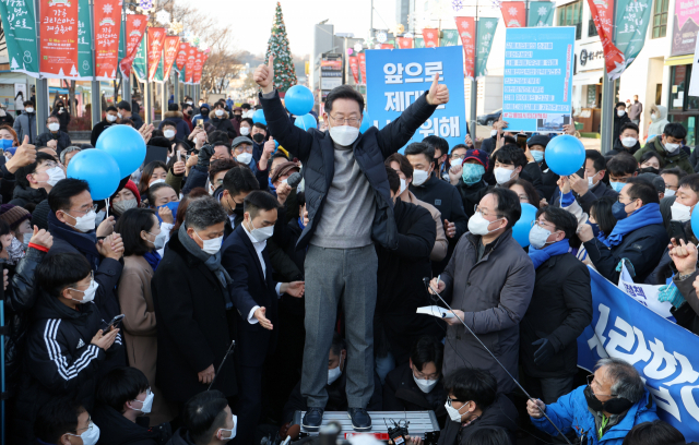 더불어민주당 이재명 대선후보가 16일 강원도 강릉시 중앙시장을 방문, 시민에게 인사하고 있다. 연합뉴스