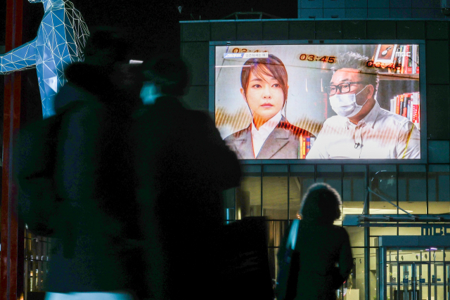 16일 오후 서울 상암동 MBC 사옥에 걸린 전광판에서 국민의힘 윤석열 대선 후보의 배우자 김건희 씨의 