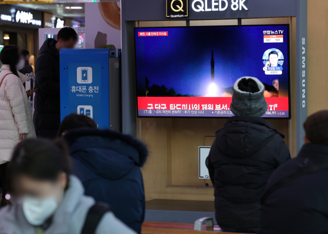 14일 서울역 대합실에서 시민들이 북한의 단거리 탄도미사일 추정 발사체 관련 뉴스를 보고 있다. 연합뉴스