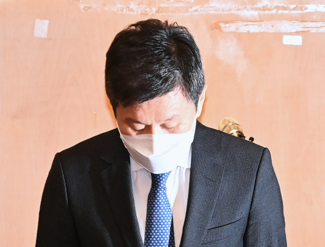 광주 건설 현장에서 잇따라 대형 사고를 일으킨 HDC현대산업개발의 정몽규 회장이 17일 오전 서울 용산구 현대산업개발 본사에서 열린 대국민 사과 기자회견에서 고개 숙여 인사하고 있다. 연합뉴스