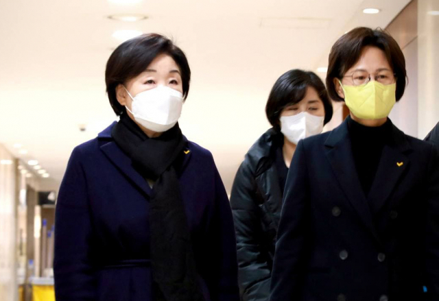 정의당 심상정 대선후보가 17일 서울 세브란스병원 장례식장을 방문, 광주 아파트 붕괴 사고 희생자를 조문하기 위해 이동하고 있다. 연합뉴스