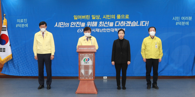 권영세 안동시장이 17일 안동시청에서 지역 내 코로나19와 관련한 브리핑을 하고 있다. 안동시 제공
