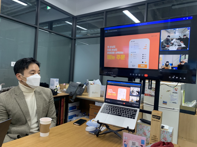 서정환 식파마 대표가 비대면으로 서울지사 직원들과 회의를 진행하고 있다. 김세연 인턴기자