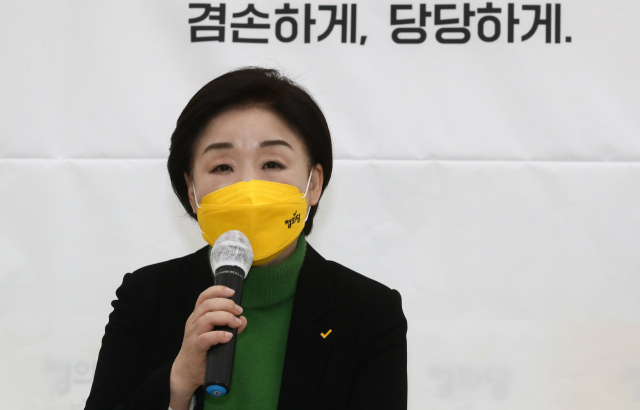 정의당 심상정 대선 후보가 17일 오후 국회에서 대국민 기자회견을 하고 있다. 연합뉴스