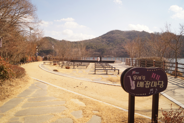경북 구미 금오산 저수지 배꼽마당. 전병용 기자