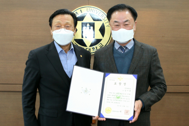 정창주 구미대 총장이 김기홍(오른쪽) 교무처장에게 국방부장관 표창장을 전달하고 있다. 구미대 제공