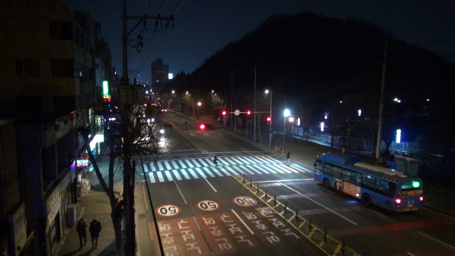 대구시는 새벽시간 교통사고 감소를 위해 보호구역 내 일반표지판을 모두 발광형 표지판으로 교체하는 등 대책 마련에 나선다. 대구시 제공.