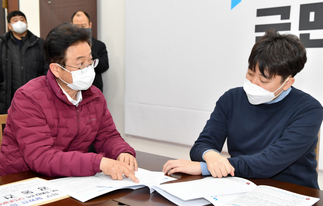 이철우 경북도지사(사진 왼쪽)가 17일 오후 국회에서 