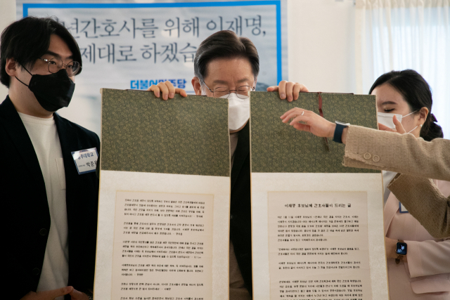 더불어민주당 이재명 대선후보가 17일 오전 서울 강서구 이화여대 서울병원에서 열린 청년 간호사들과 간담회를 마친 뒤