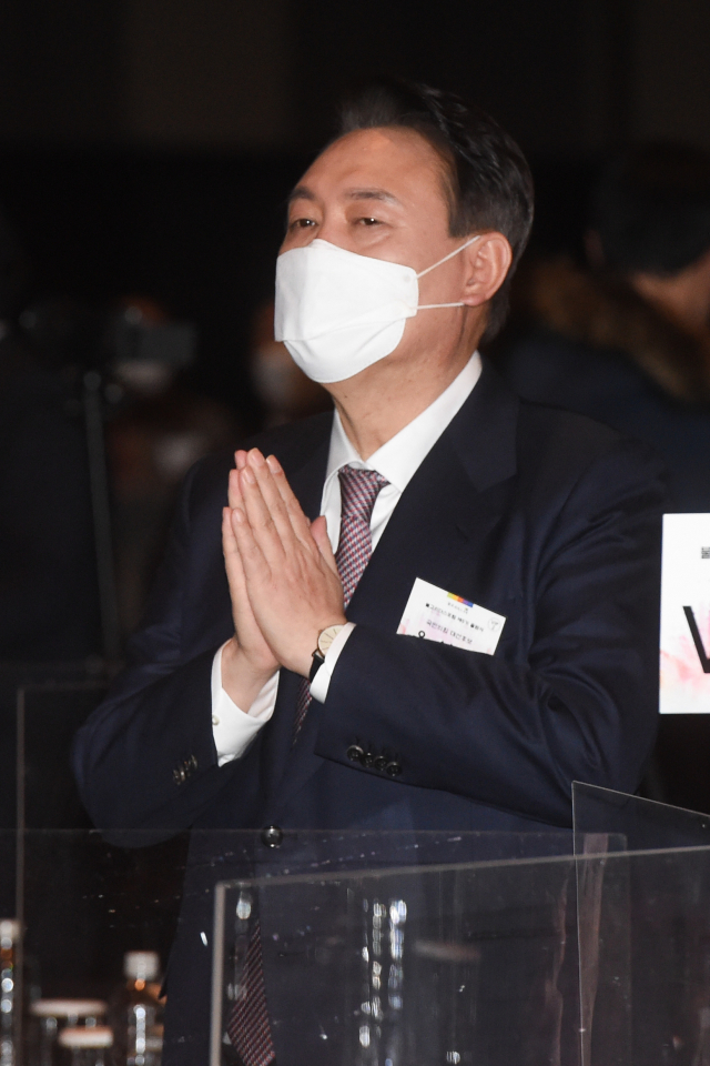 국민의힘 윤석열 대선 후보가 17일 오후 서울 중구 신라호텔에서 열린 불교리더스포럼 제5기 출범식에서 합장하고 있다. 연합뉴스