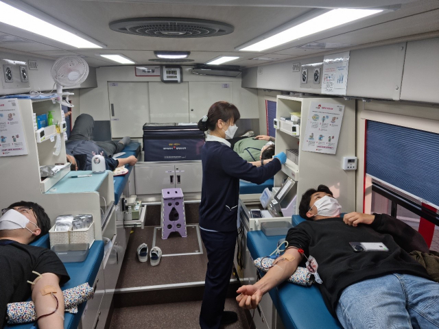 구미 임수동의 경상북도경제진흥원과 경북신용보증재단, 중소벤처기업진흥공단, 한국승강기안전공단 등 입주기관 임직원들이 생명나눔 사랑운동 헌혈에 동참하고 있다. 경상북도경제진흥원 제공