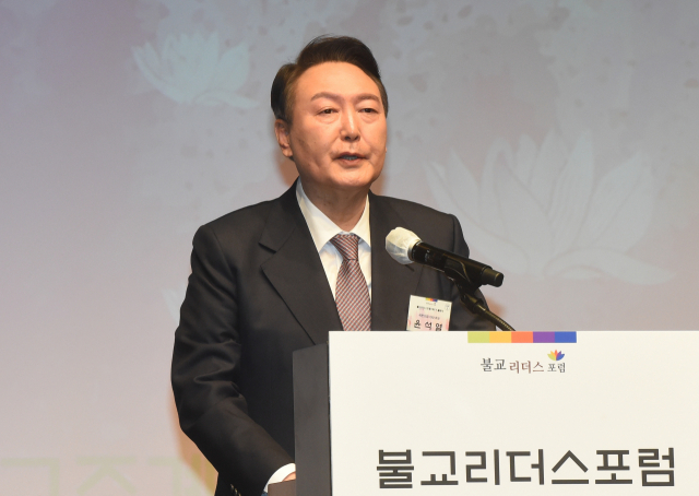 국민의힘 윤석열 대선 후보가 17일 오후 서울 중구 신라호텔에서 열린 불교리더스포럼 제5기 출범식에서 축사하고 있다. 연합뉴스