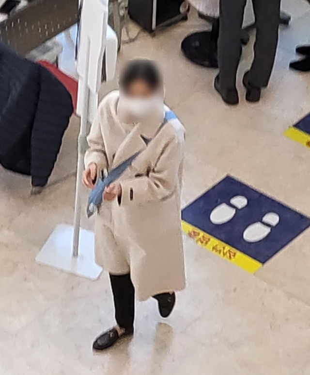 지난 1월 17일 조국 전 법무부 장관의 딸 조민 씨가 경남 진주에 있는 경상국립대학교병원 응급의학과 전공의 면접을 위해 병원으로 들어서고 있다. 연합뉴스