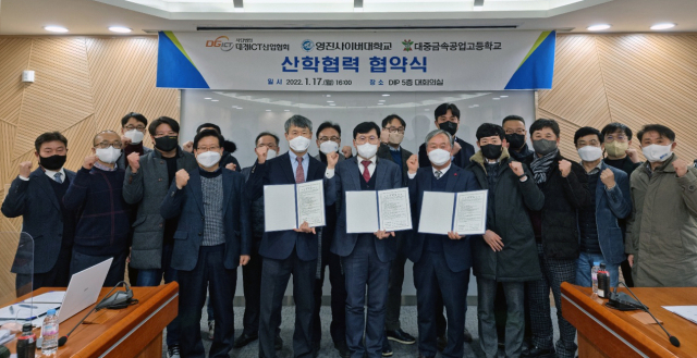영진사이버대, 대경ICT산업협회, 대중금속공업고는 17일, 대경ICT산업협회 회의실에서 상호 협력을 위한 협약을 체결했다. 영진사이버대 제공