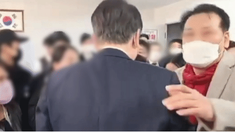 사진은 대통령 선거 당시 논란이 된 한 무속인 모습. 해당 인사가 윤석열 당시 대선 후보를 이끌며 관계자들과 인사하거나 사진을 촬영하도록 안내하고 있다. 유튜브 갈무리