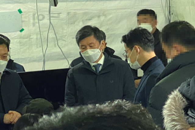 정몽규 HDC 회장이 17일 오후 광주 서구 화정아이파크 붕괴사고 현장을 찾아 실종자 가족 대기소를 방문하고 있다. 연합뉴스