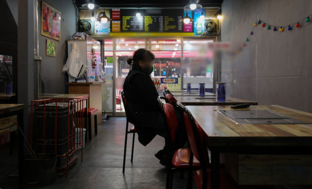 집합인원 및 영업시간 제한조치로 인해 자영업자들이 위기로 내몰리고 있다. 13일 오후 대구 남구의 안지랑곱창골목에서 곱창집을 운영하는 김영미(가명·65) 씨가 손님을 기다리고 있다. 김영진 기자 kyjmaeil@imaeil.com