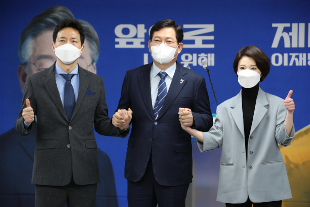 더불어민주당 송영길 대표(가운데)가 18일 오전 서울 여의도 당사에서 방송언론 국가인재 영입을 발표한 뒤 이정헌 전 JTBC 기자(왼쪽)와 안귀령 전 YTN 앵커와 함께 기념사진을 찍고 있다. 연합뉴스