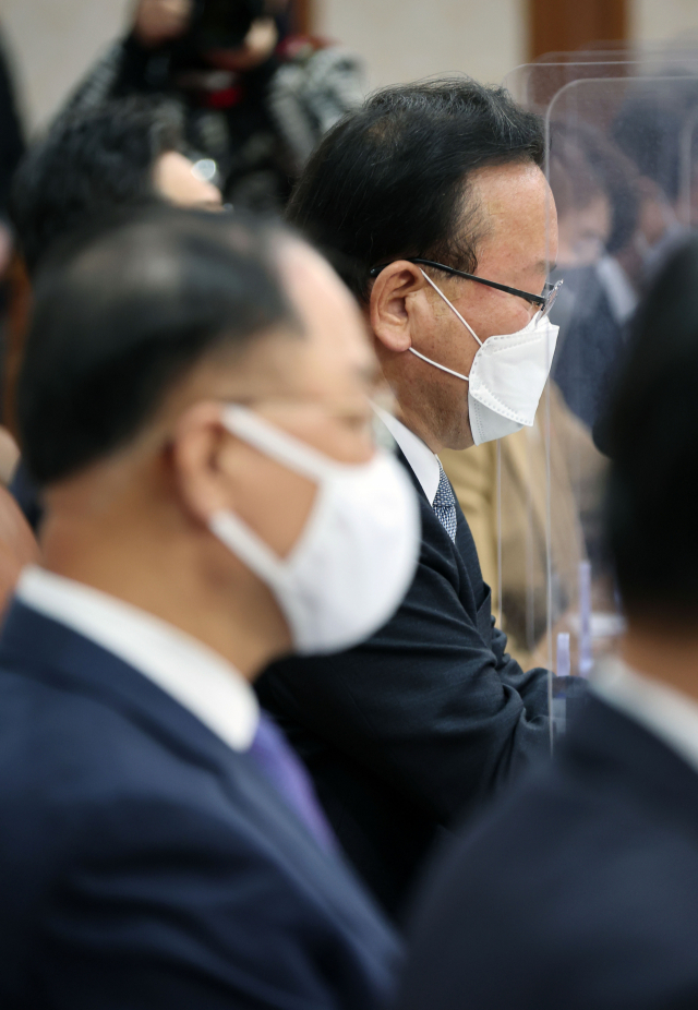 김부겸 국무총리(오른쪽)가 18일 정부서울청사에서 열린 제3회 국무회의를 주재하고 있다. 연합뉴스