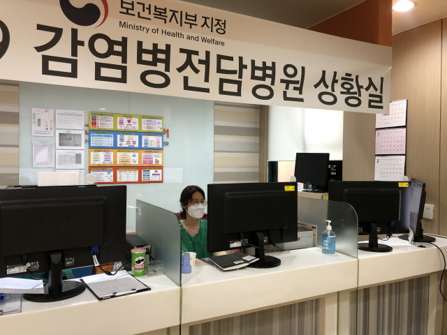 이곳 코로나19 병동에서 근무하고 있는 정정옥(49) 코로나19 상황실 책임간호사는