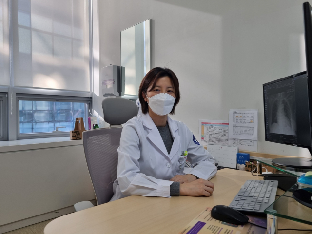 김현아(41) 계명대 동산병원 감염관리센터장은 병원 내에서 발생하는 확진자의 역학조사와 밀접접촉자 관리에 병원 관계자 대상 백신 접종 업무까지 도맡고 있다. 윤정훈 기자