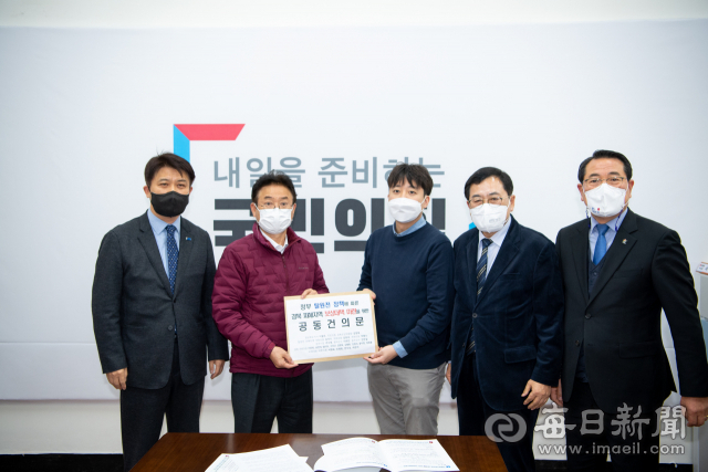 경상북도 단체장들이 이준석 국민의힘 대표에게 공동건의문을 전달하고 있다. 왼쪽부터 이희진 영덕군수, 이철우 경상북도지사, 이준석 당대표, 주낙영 경주시장, 전찬걸 울진군수. 영덕군 제공