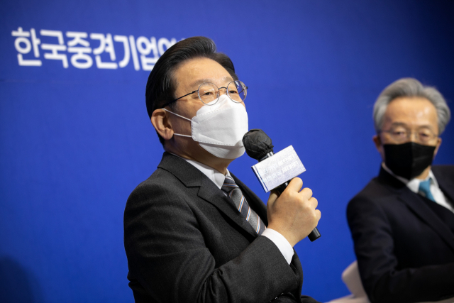 더불어민주당 이재명 대선 후보가 18일 서울 마포구 상장회사회관에서 열린 한국중견기업연합회 간담회에서 인사말을 하고 있다. 연합뉴스