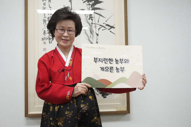 주필녀(72) 할머니가 아이들에게 이야기를 들려주는 모습을 시연해 보이고 있다. 이화섭 기자 lhsskf@gmail.com