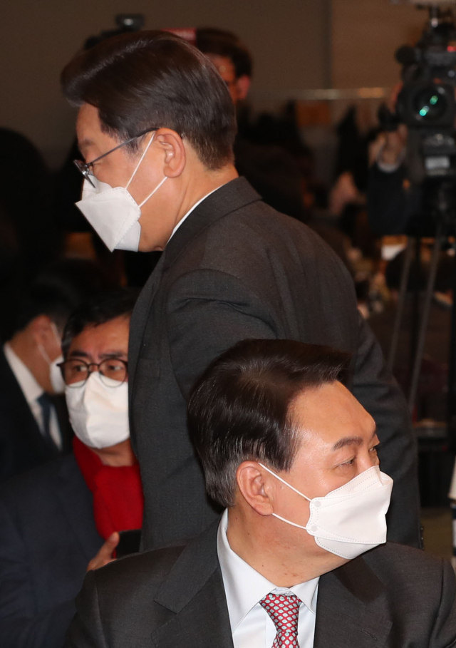 더불어민주당 이재명 대선 후보가 18일 오후 서울 여의도 CCMM빌딩에서 열린 2022년 소상공인연합회 신년인사회에서 발언을 위해 단상으로 향하고 있다. 아래는 국민의힘 윤석열 대선 후보. 연합뉴스