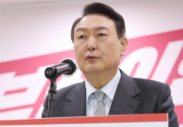 국민의힘 윤석열 대선 후보가 15일 부산 수영구 부산시당에서 열린 부산 선거대책위원회 필승결의대회에서 연설하고 있다. 연합뉴스