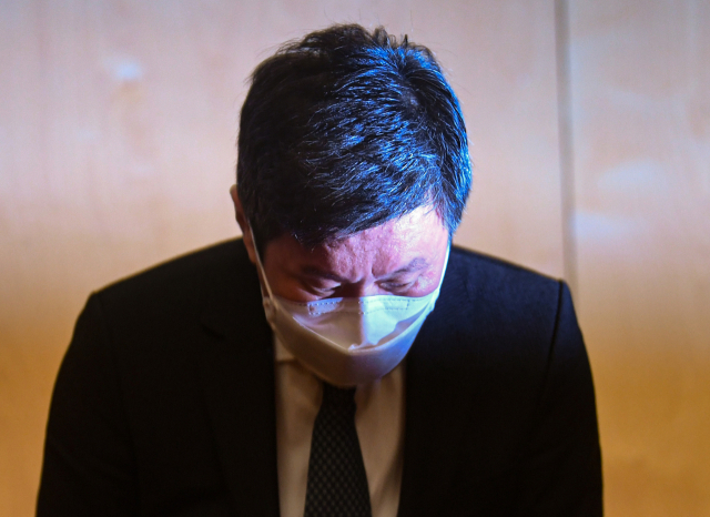 광주 건설 현장에서 잇따라 대형 사고를 일으킨 HDC현대산업개발의 정몽규 회장이 17일 오전 서울 용산구 현대산업개발 본사에서 열린 대국민 사과 기자회견에서 침통한 표정으로 허리 숙여 인사하고 있다. 연합뉴스