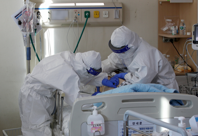 지난 1월 18일 오전 대구 북구 칠곡경북대학교병원 코로나19 치료병동에서 간호사들이 확진자를 돌보고 있다. 김영진 기자 kyjmaeil@imaeil.com