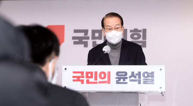 국민의힘 권영세 선거대책본부장이 18일 서울 여의도 중앙당사에서 기자회견을 하고 있다. 권 본부장은