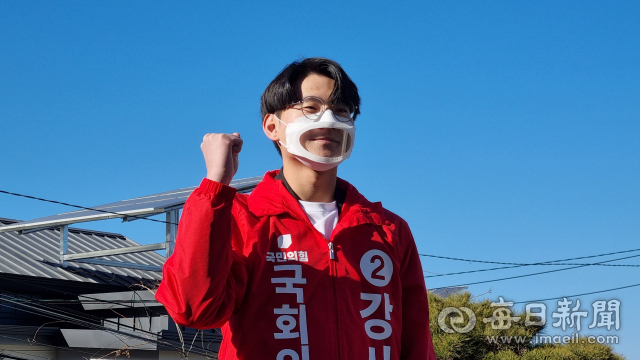 강사빈(20) 전 청년나우 대표가 지난달 18일 대구 중남구 국회의원 보궐선거에 예비후보로 등록하고 기념촬영을 했던 모습. 김근우 기자 gnu@imaeil.com