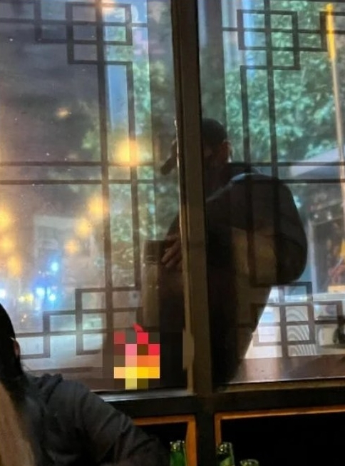 경찰은 최근 청주 음식점 앞에서 손님 등이 보는 가운데 자신의 신체 중요부위를 노출하고서 달아난 남성을 쫓고 있다고 18일 밝혔다. 온라인 커뮤니티 갈무리