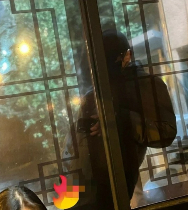 경찰은 최근 청주 음식점 앞에서 손님 등이 보는 가운데 자신의 신체 중요부위를 노출하고서 달아난 남성을 쫓고 있다고 18일 밝혔다. 온라인 커뮤니티 갈무리