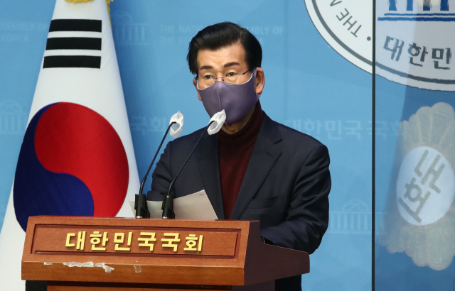 더불어민주당 이재명 대선 후보가 18일 오후 서울 마포구 누리꿈스퀘어에서 열린 중앙선대위 여성위원회 필승결의대회에서 화상으로 연결된 당원들과 기념 촬영을 하고 있다. 연합뉴스