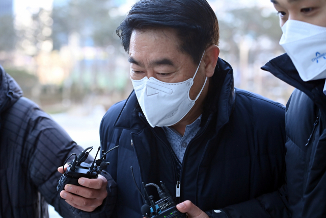 뇌물수수 혐의 등으로 구속영장이 청구된 최윤길 전 성남시의회 의장이 18일 오전 경기도 수원지방법원에서 열린 구속 전 피의자 심문(영장실질심사)에 출석하고 있다. 최씨는 성남시의회 의장이던 2013년 2월 대장동 개발의 시발점이 된 성남도시개발공사 설립 조례안을 본회의에 상정해 통과시키는 데 앞장섰다. 이후 그는 의장직에서 물러난 뒤 당시 조례안 통과를 주도한 대가로 화천대유 임원으로 근무하면서 화천대유 대주주 김만배 씨 등으로부터 성과급 40억원을 받기로 한 혐의를 받고 있다. 연합뉴스